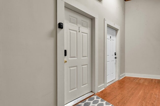 Building Photo - 515 College St