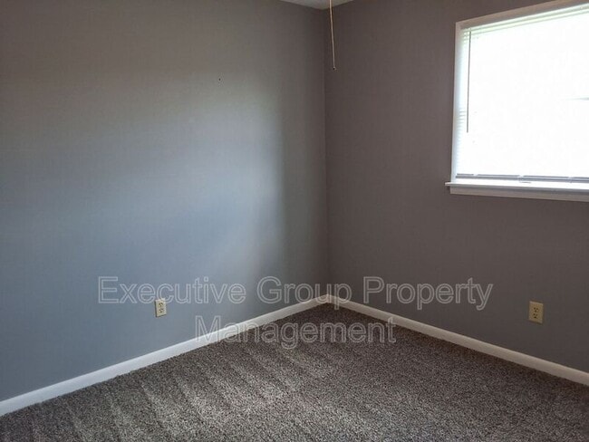 Building Photo - 253 University Dr