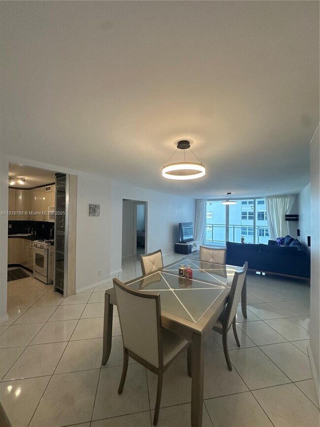 Building Photo - 2030 S Ocean Dr