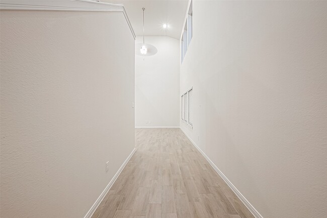 Foto del edificio - 8014 Fijian Cypress Dr