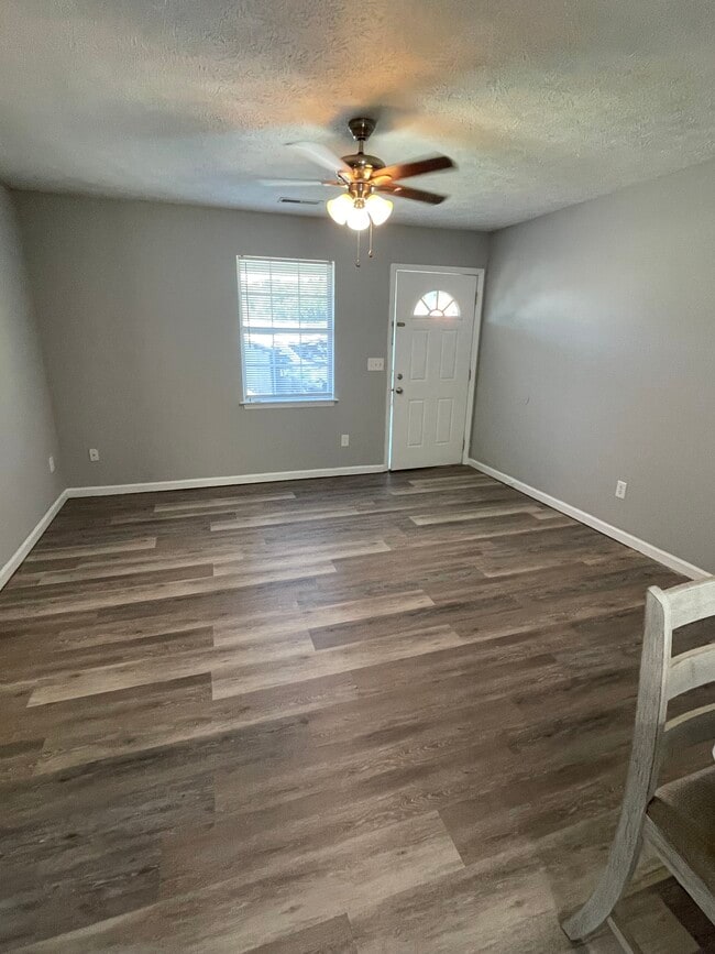 Foto del edificio - 355 Hurst Ln