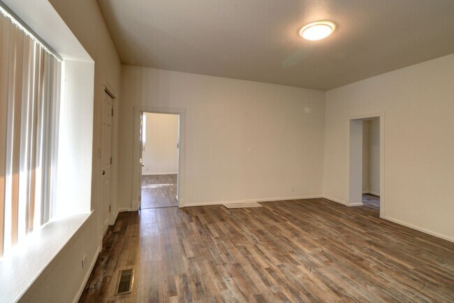 Foto del edificio - 311 Springville Duplex