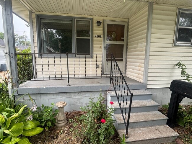 3-bedroom 1 bath house available now - 3-bedroom 1 bath house available now