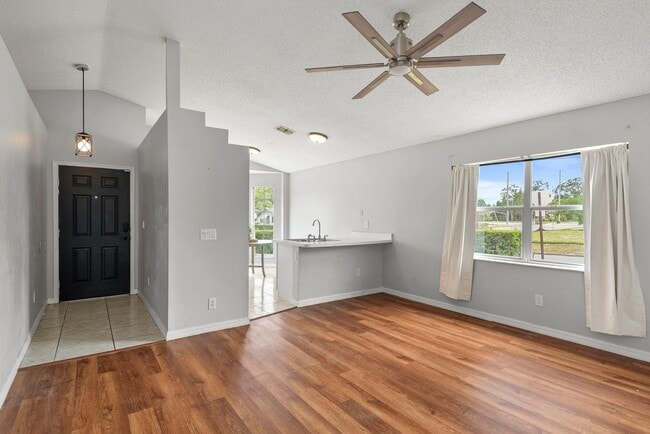 Building Photo - 301 S Capen Ave