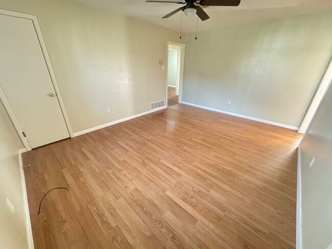 Foto del edificio - 2601 Live Oak Dr