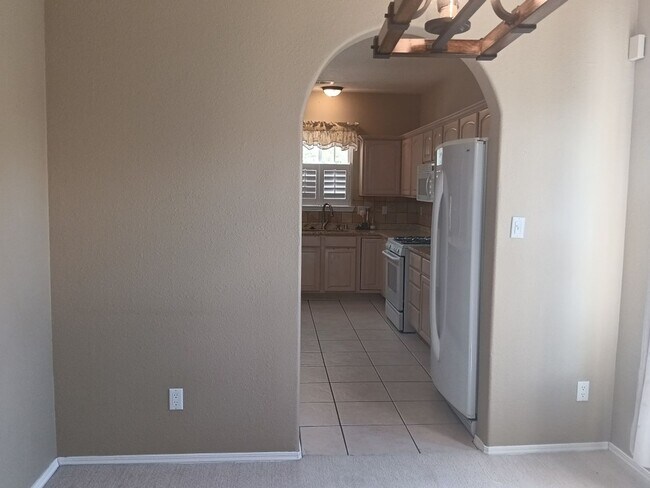 Foto del edificio - 5 bedrooms, 3 Bath House! Located On NE Si...