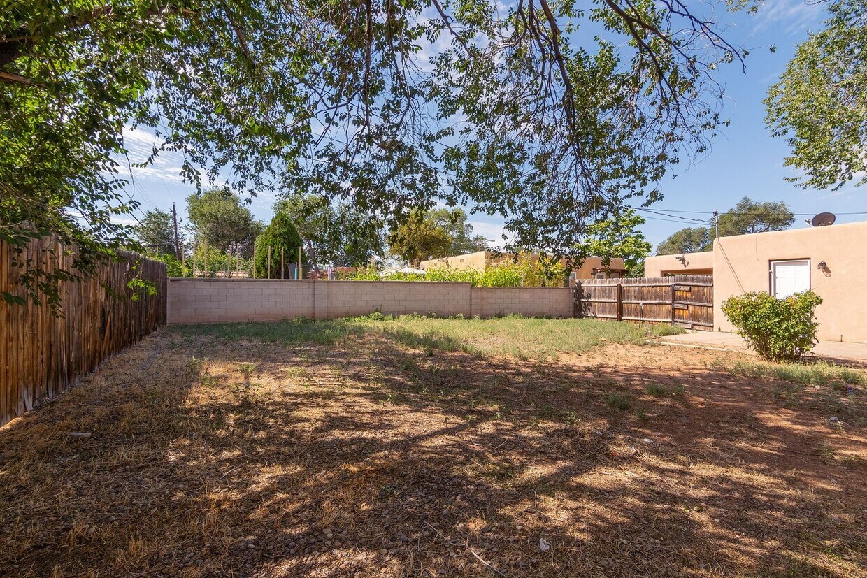 Building Photo - Cute Centrally Located Single Family Home ...