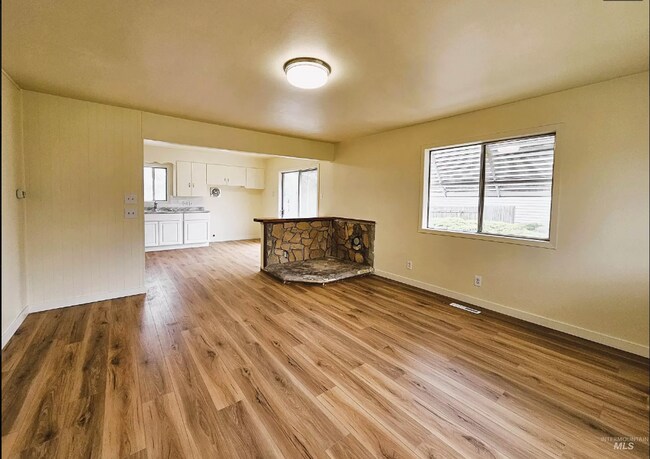 Building Photo - Updated home in the Lewiston Orchards