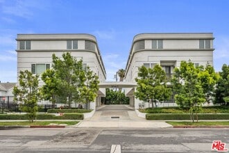 Building Photo - 1060 S Bronson Ave