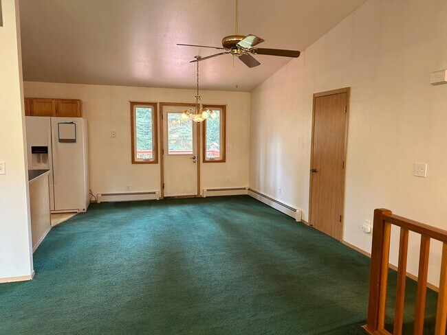 Building Photo - Beautiful 4 Bedroom home with 2 Car Garage
