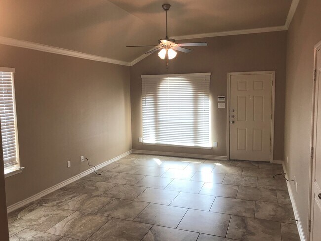 Building Photo - Beautiful 3 Bedroom, 2 Bath Duplex Near Cl...