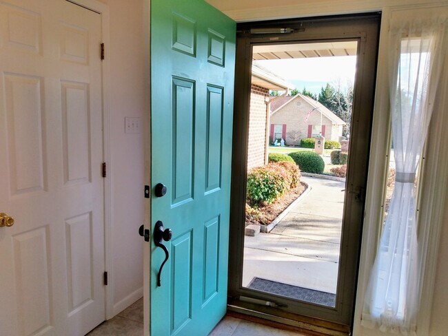 Building Photo - Maryville 37803 - COMING SOON! 3 bedroom, 2 bath, split floor plan home with a 2-car garage - Cal...