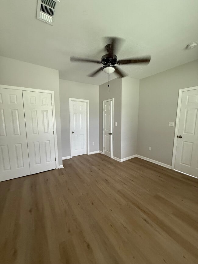 Foto del edificio - 334 Flicker St