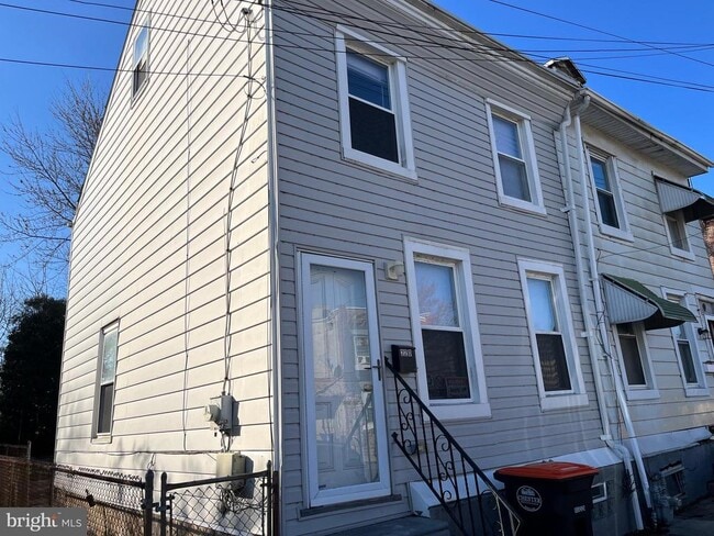 Building Photo - 220 Kerlin St