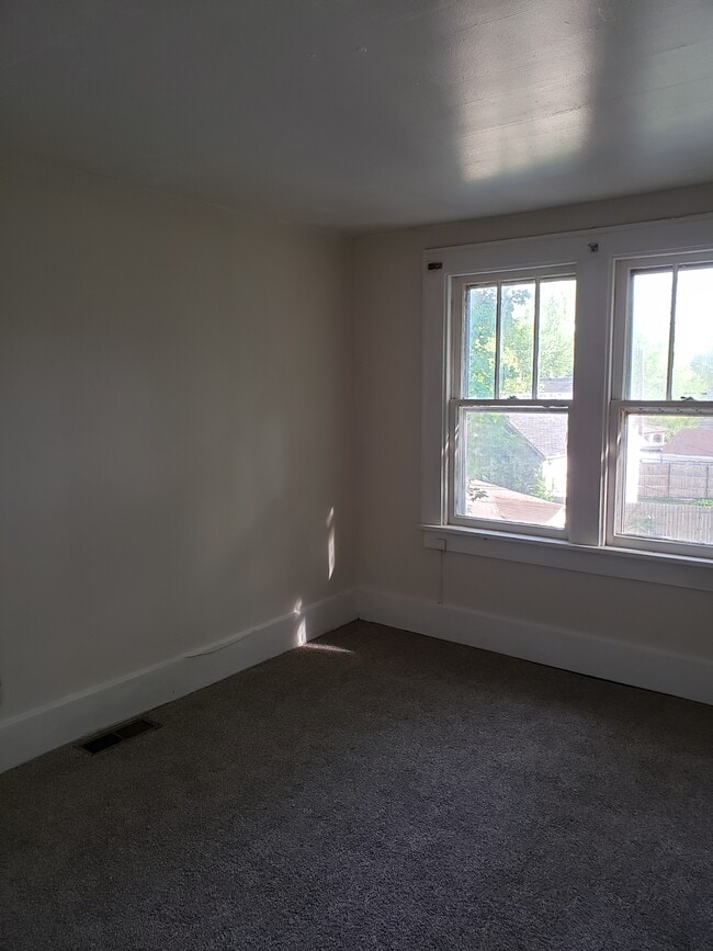 Building Photo - 304 Perrin Ave