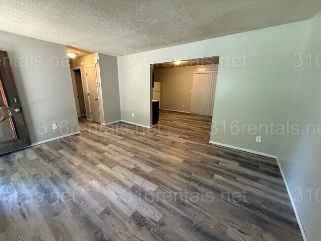 Foto del edificio - $865 - 2 bedroom/ 1 bathroom - Duplex