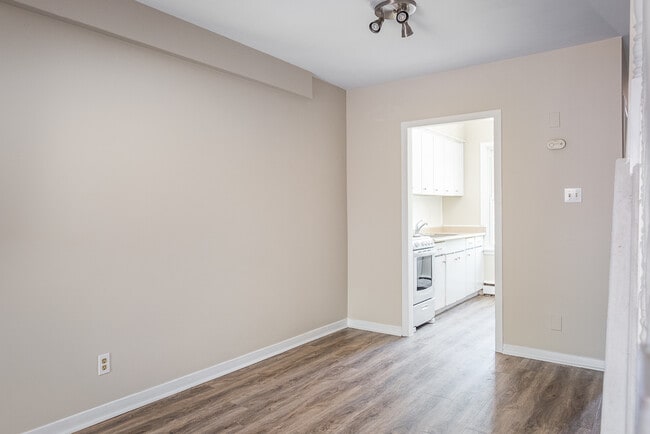 Building Photo - UPDATED TWO BEDROOM TOWNHOME IN NORTHEAST ...