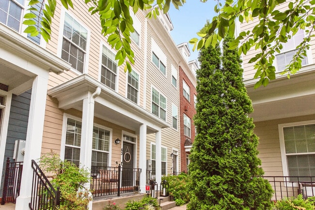 Building Photo - 65 Linden Pl
