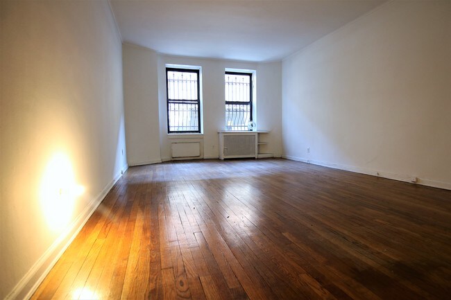 Building Photo - 335 W 88th St