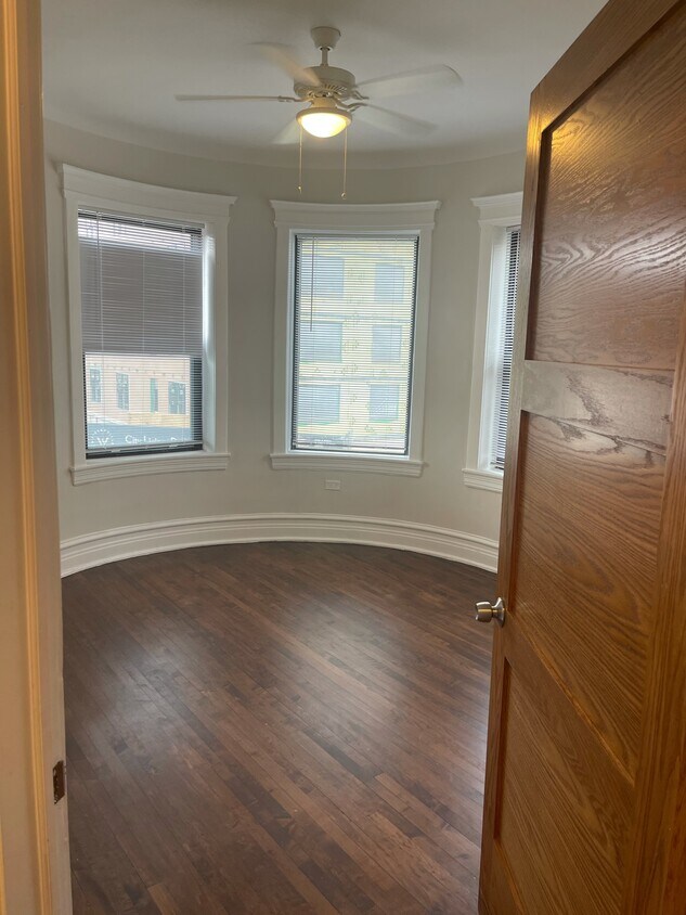 Corner Bedroom - 1000 W Dakin St