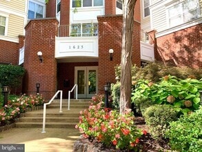 Building Photo - 1625 International Dr