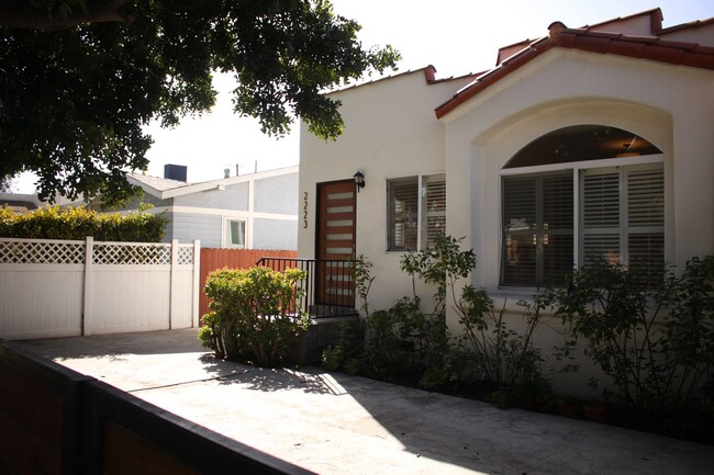 Building Photo - Bright West Adams Area Bungalow Style home