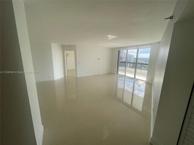 Foto del edificio - 3500 Mystic Pointe Dr