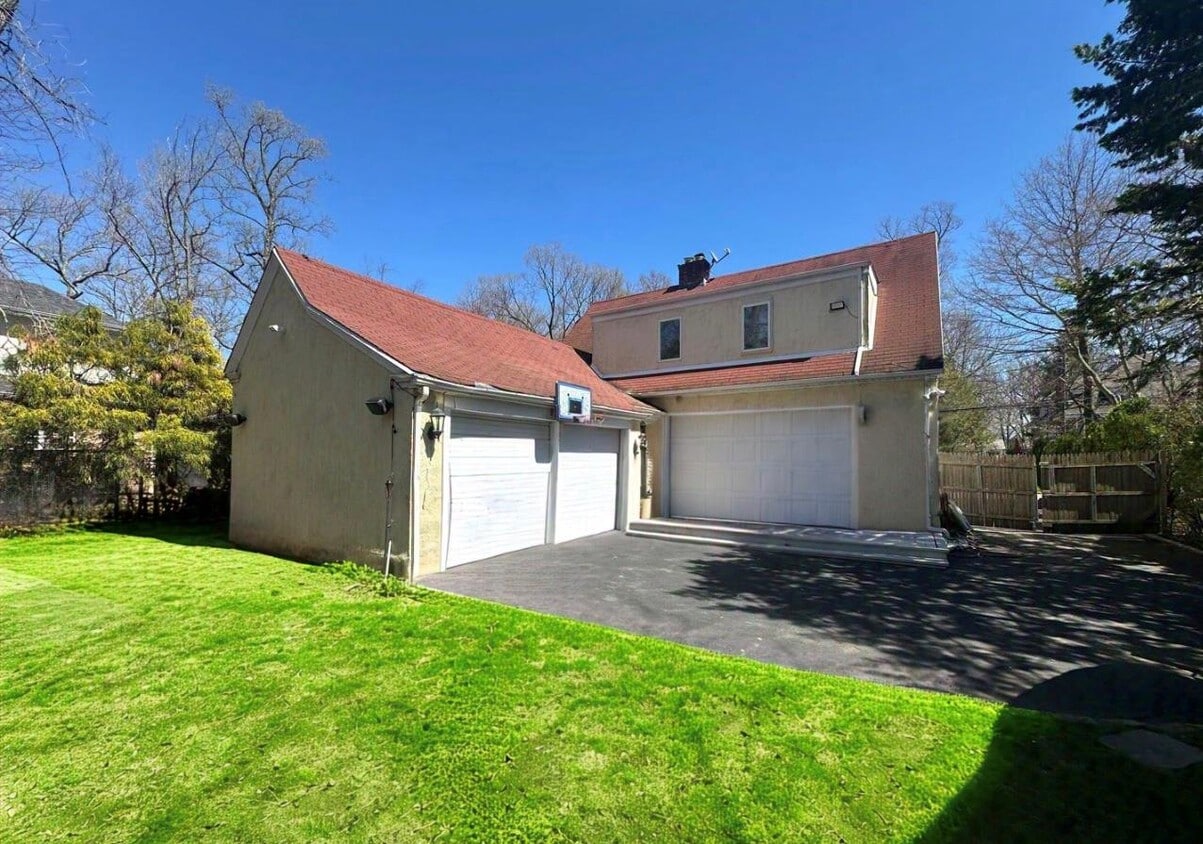 Building Photo - 18 Burbury Ln