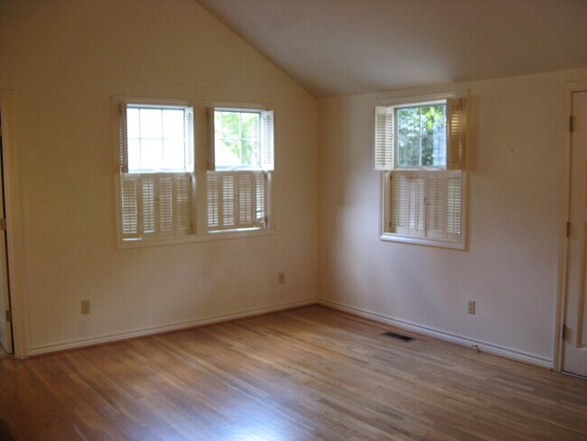 Foto del edificio - Best Possible Location Close to Everything...