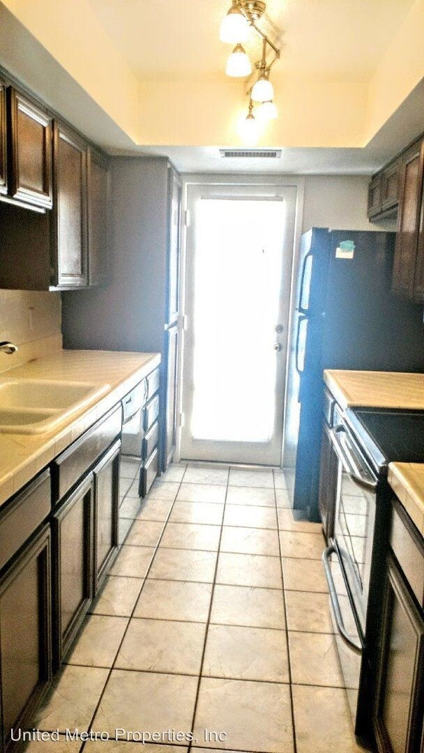 Building Photo - 2 br, 2 bath House - 717 E. Lola Dr.