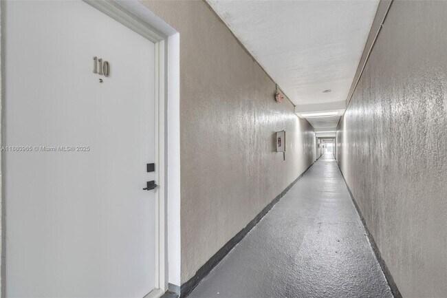 Foto del edificio - 1885 W 56th St