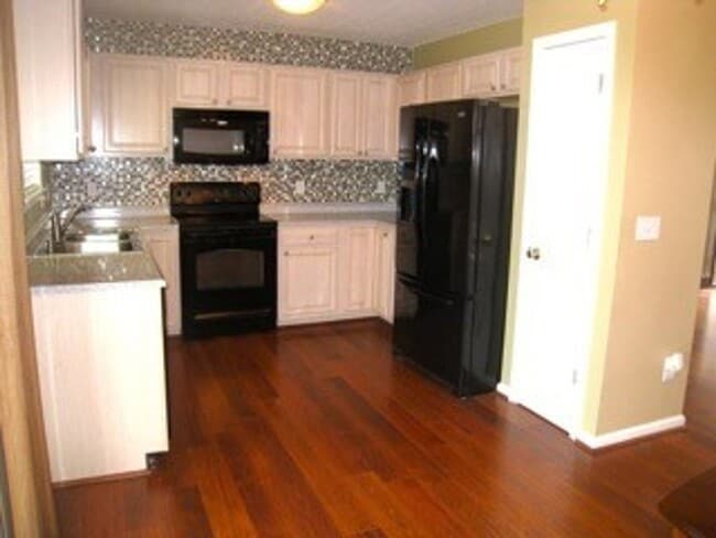Building Photo - 3 Bedroom 2 Bath home with 2-car garage