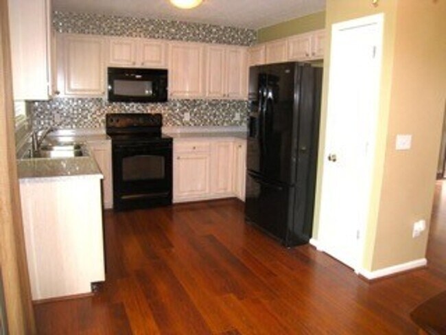 Foto del edificio - 3 Bedroom 2 Bath home with 2-car garage