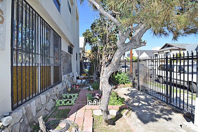 Building Photo - 961 S Kenmore Ave