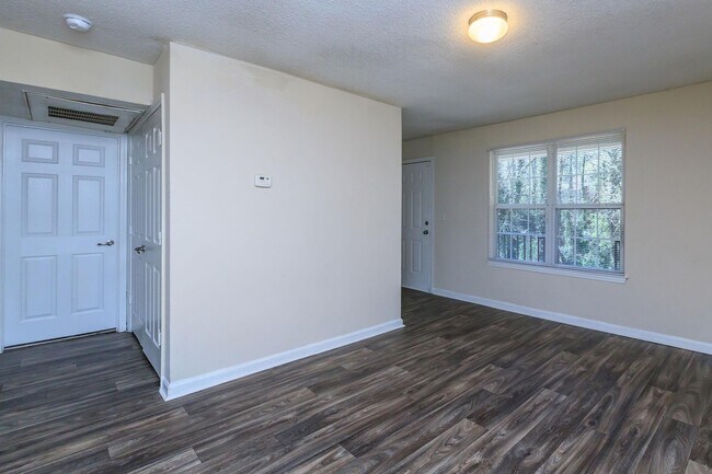 Foto del edificio - Village at the Creek Apartments