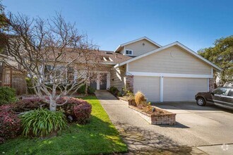 Building Photo - 2044 Fairmont Dr