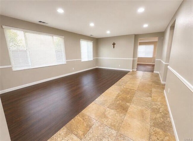 Building Photo - Spacious Single Story Home