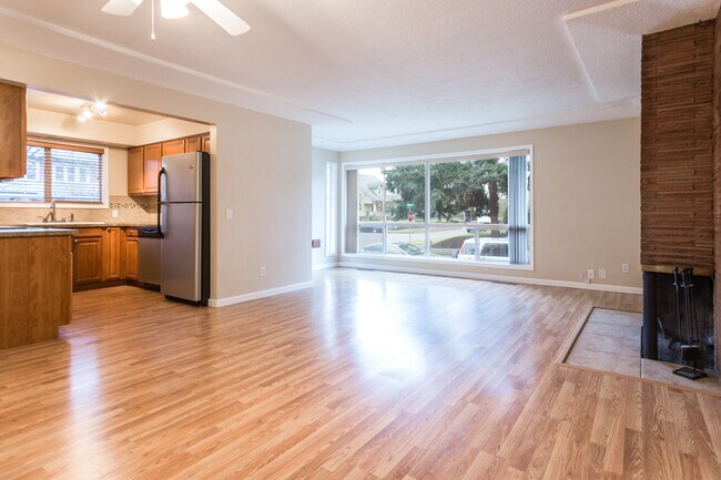 Grandes ventanales, mucha luz, chimenea funcional de estilo moderno de mediados de siglo. - 5703 N Commercial Ave