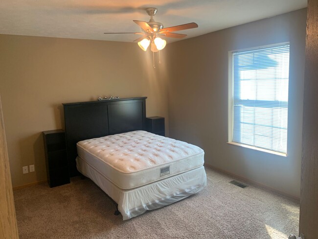 Building Photo - 2 bedroom fully furnished townhome