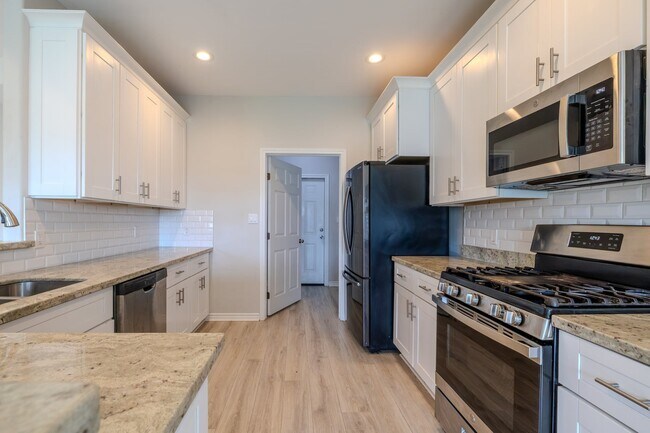 Building Photo - 2422 Cardinal Dr