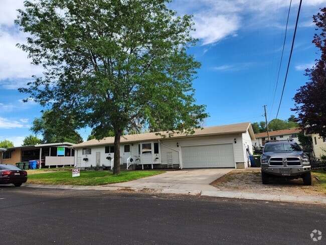 Building Photo - 4935 Chinook St