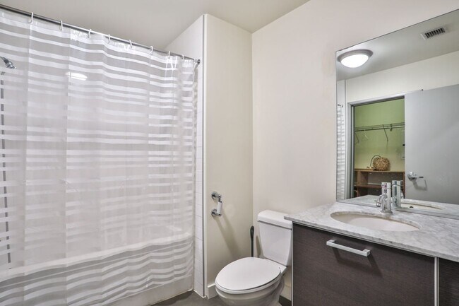 Foto del edificio - 645 W 9th St