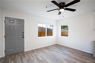 Building Photo - 802 Redwood Ave