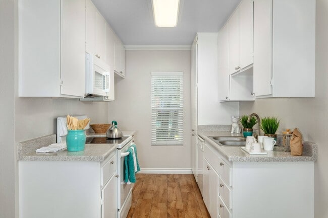 Building Photo - Briar Villa Apartments