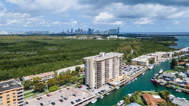 Foto del edificio - 2500 NE 135th St