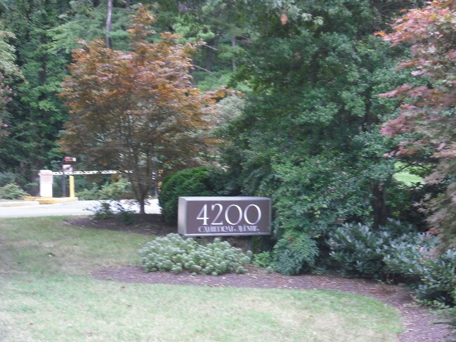 Rodeado de árboles. - 4200 Cathedral Ave NW