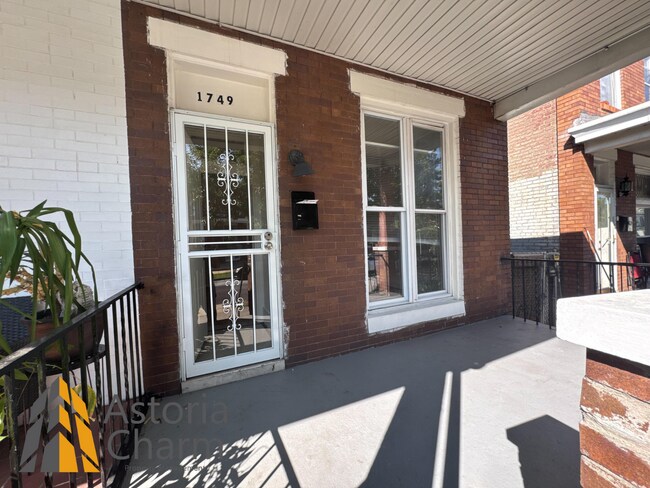 Foto del edificio - Comfortable 3-Bedroom with Hardwood Floors...