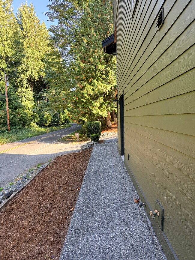 Building Photo - 4320 Lakeway Dr