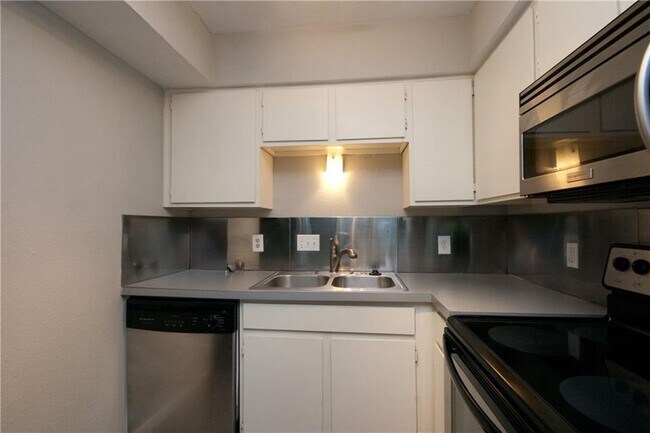 Building Photo - 1013 W 23rd St