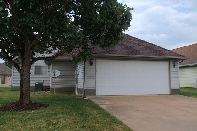 Foto del edificio - Large 2 Bed 2 Bath House With Lawncare Provided!